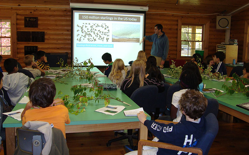 Prof. Esteban Fernandez-Juricic talks about migratory birds in the reserve to a group of elementary school students in the Alton Lindsey Laboratory.